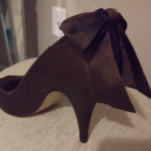 Women's brown pumps. Never worn. Pretty bow detail on back!!